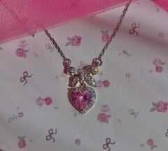 fiyonklu pembe kalp  özel tasarım kararmaz çelik kolye fiyonk konseptli pembe kalp kolye