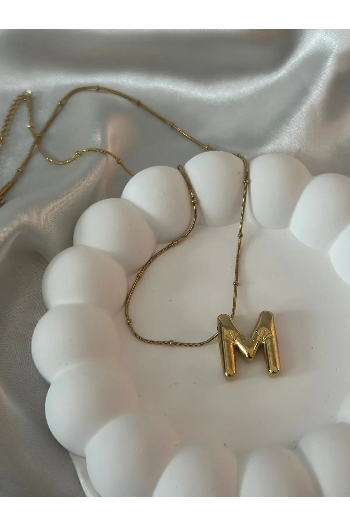ÇELİK (M) HARF DETAYLI BALON KOLYE GOLD RENK (kararma ve solma yapmaz)
